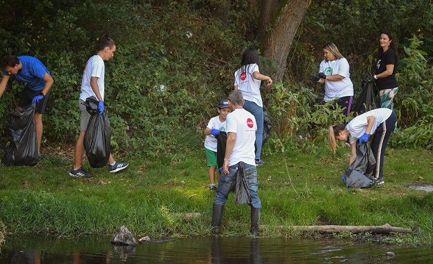 Служители на Кока Кола в България събраха повече от 750 чувала
