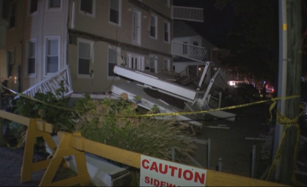 Множество линейки и голям брой пожарникари бяха изпратени за да
