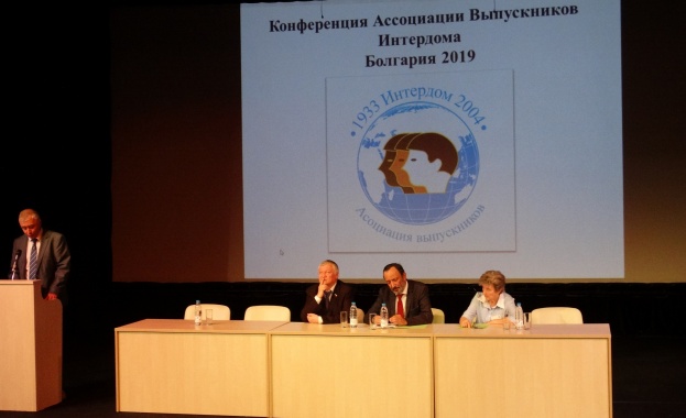 КРОСС В Руския културно информационен център днес се събраха випускници на