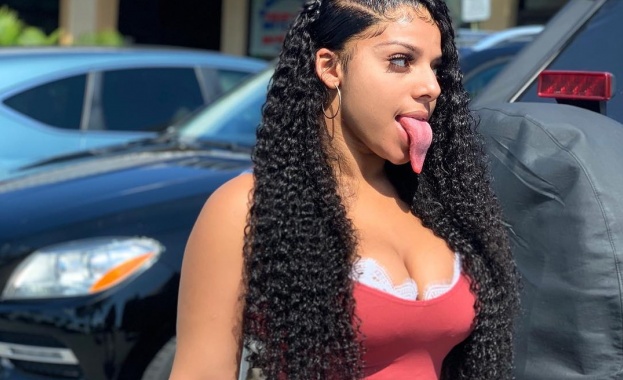 Моделът и инфлуенсър Микейла Саравиа печели луди пари в Инстаграм