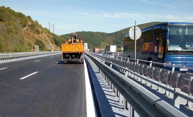 Завършиха ремонтно възстановителните дейности на платното в посока София на виадукта