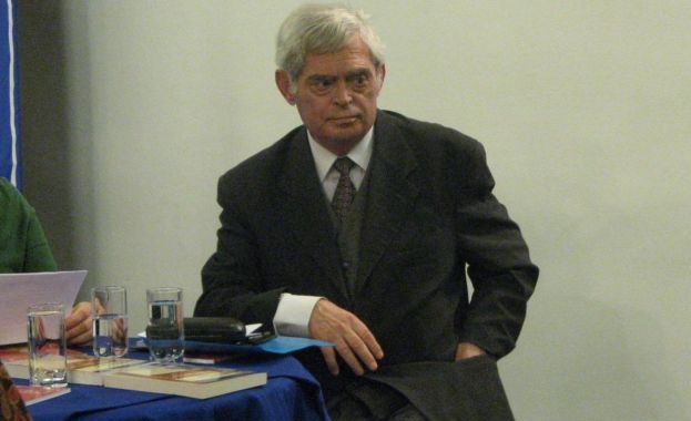 Почина литературният критик културолог и общественик проф Никола Георгиев Фактите