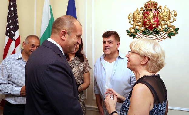 Все повече са българите зад граница и ние трябва да