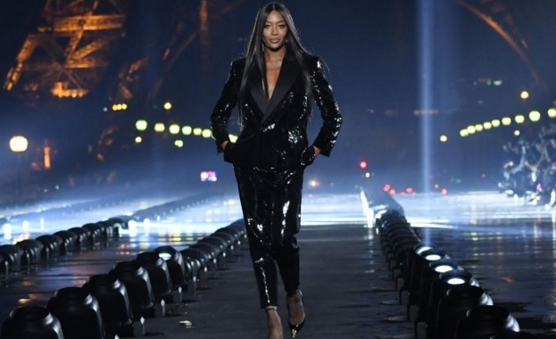 Моделите на Ив Сен Лоран Yves Saint Laurent дефилираха по