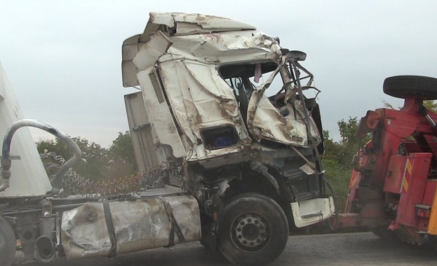 Циментовоз се преобърна тази нощ на входа на Русе от