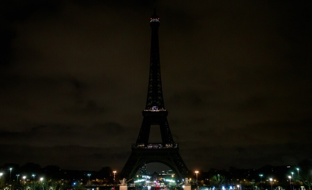 Айфеловата кула в Париж изгасна Светлините на символа на Франция