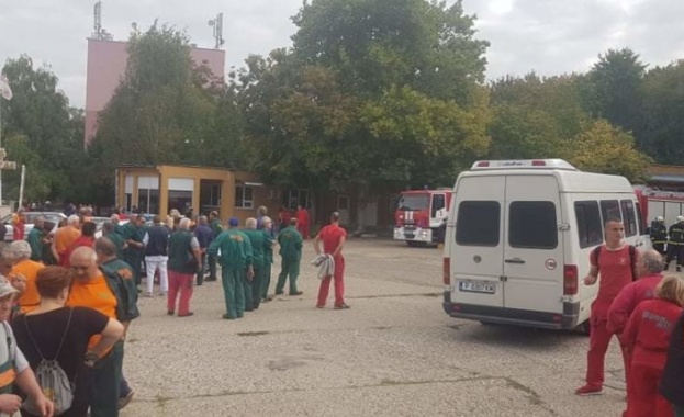 Дрон следи за нови огнища на пожар във военния завод