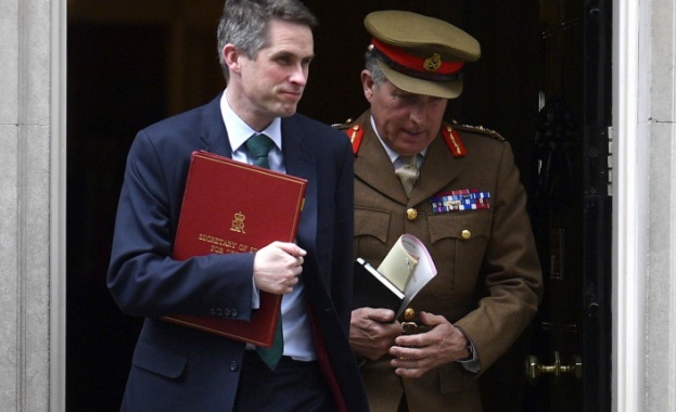 На Великобритания й се налага постоянно да се намира в