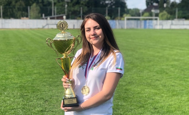 16-годишният Спортен талант на „Еврофутбол“ Нургюл Салимова спечели международния турнир