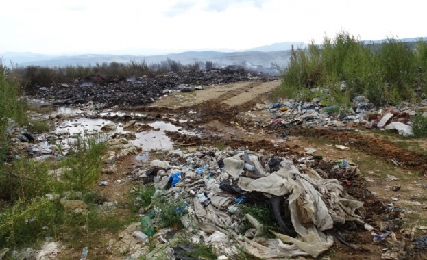 Жена загинала след като камион на сметоизвозваща фирма се обърна