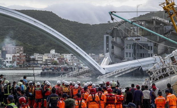 Мост се срути в североизточен Тайван като загиналите са двама