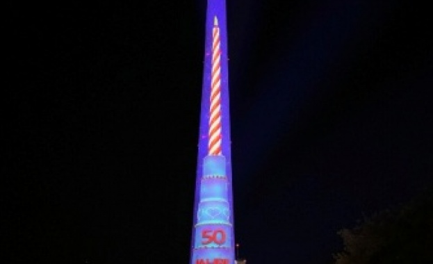 Тази вечер по случай своя 50 ти рожден ден 368 метровата телевизионна