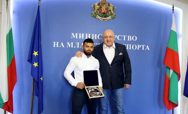 Министърът на младежта и спорта Красен Кралев награди с почетен