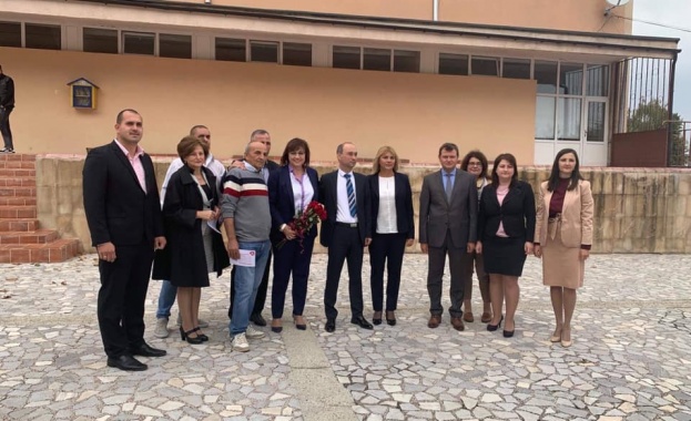 Председателят на БСП Корнелия Нинова се срещна с жители на