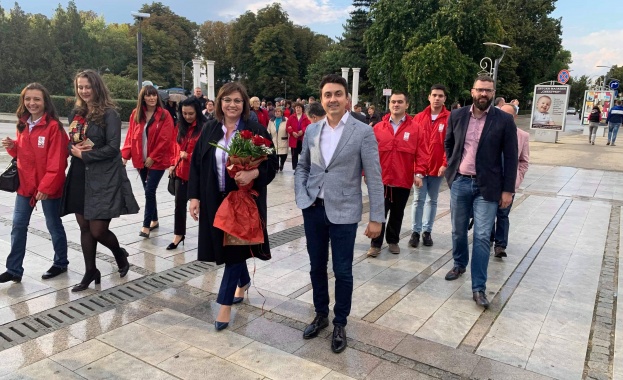 Председателят на БСП Корнелия Нинова се срещна с граждани в