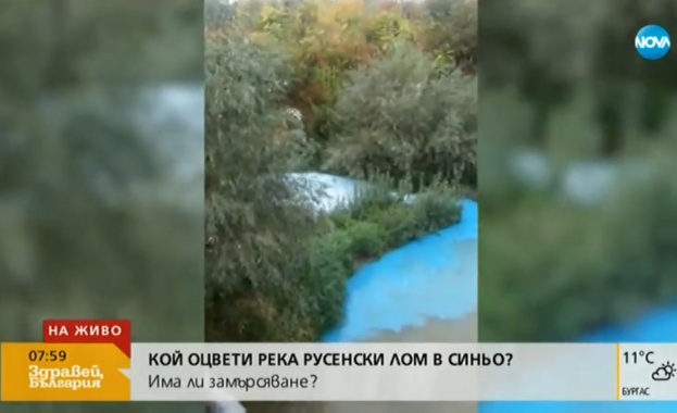 Водите на река Русенски Лом се оцветиха в електриково синьо