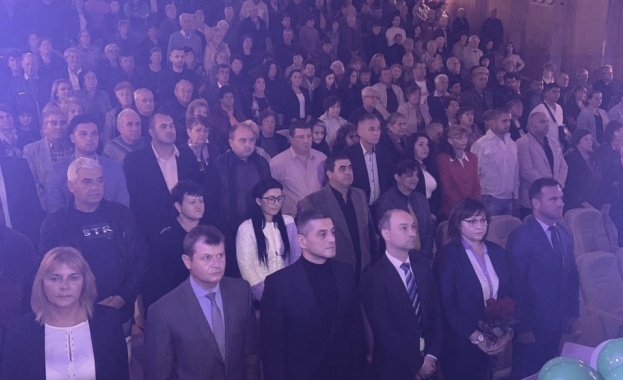 Председателят на БСП Корнелия Нинова се срещна с жители на