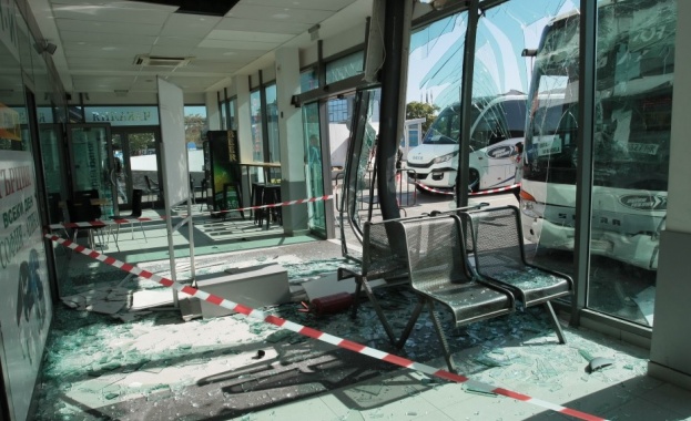 Автобус се блъсна в чакалнята на автогара „Сердика” в София Автобус се блъсна в чакалнята на автогара „Сердика” в София