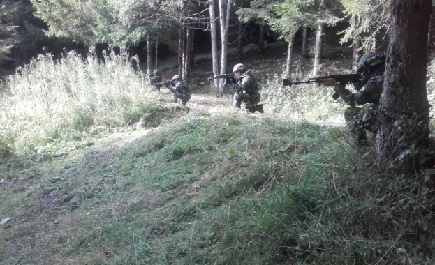 Военнослужещи от състава на 101 ви алпийски полк с ръководител майор