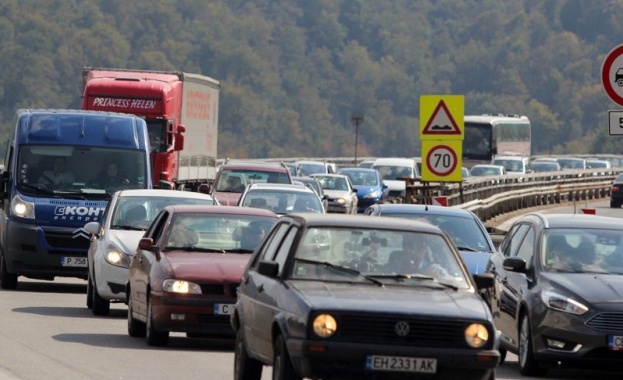 Аварирала цистерна затруднява движението на АМ Хемус съобщават от Агенция