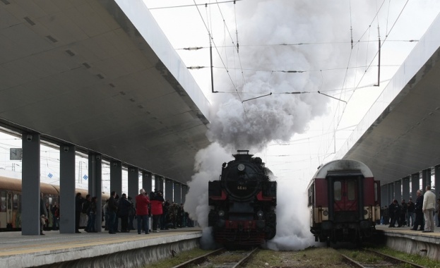 Атракционен влак с парен локомотив и вагон от царската композиция