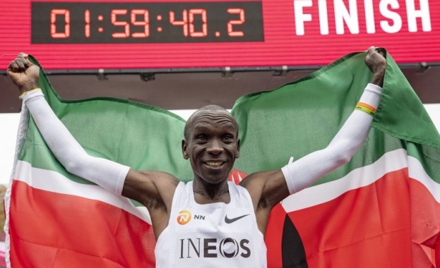 Кениецът Елиуд Кипчоге първи в историята на леката атлетика пробяга