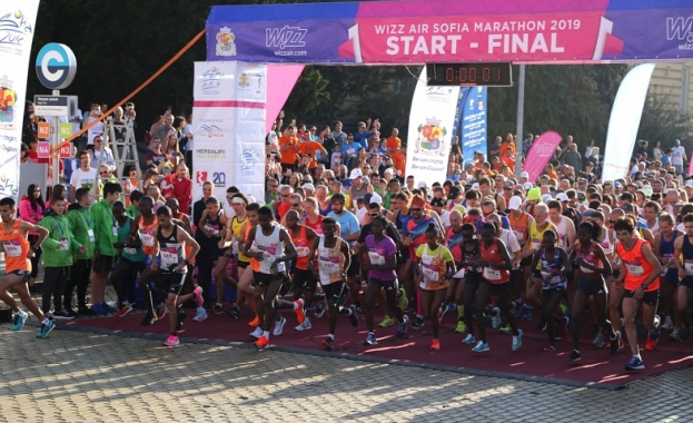 Точно в 9 30 министърът на спорта Красен Кралев и волейболната