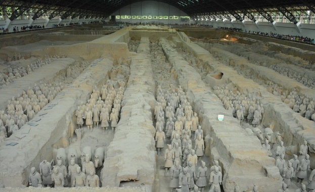 През 1974 г петима китайски селяни копаят кладенец върху хълм