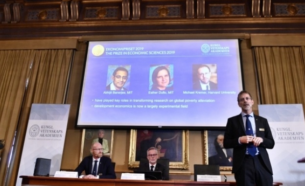 Икономистите Абиджит Банерджи индиец Естер Дюфло францизойка и Майкъл Кремер
