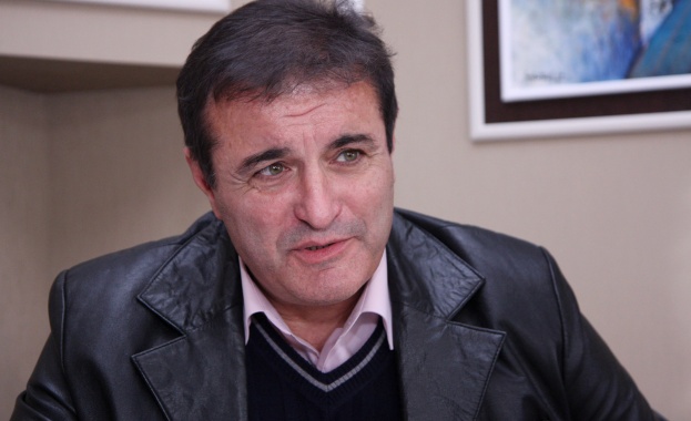 Милко Багдасаров е завършил математика в Пловдивския университет Паисий Хилендарски