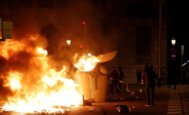 Сблъсъци между протестиращите и полицията избухнаха в близост до сградата