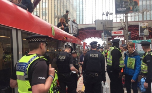 Екоактивисти нарушиха тази сутрин железопътния транспорт в Източен Лондон Стигна