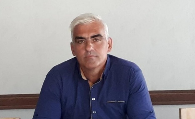 Първан Дангов е роден през 1970 г в Дупница Завършил