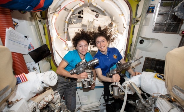 Астронавтите от НАСА Кристина Кук и Джесика Мейър стартираха първото