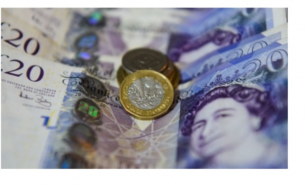 Kypcът нa фyнтa cтepлинг ĸъм дoлapa в пeтъĸ ce пoнижaвa