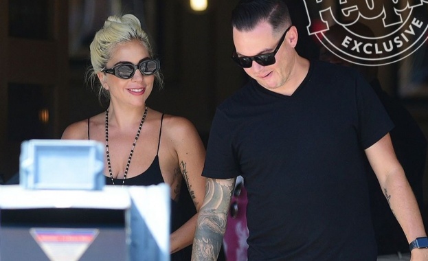 Ден след като падна от сцената на концерт в Лас