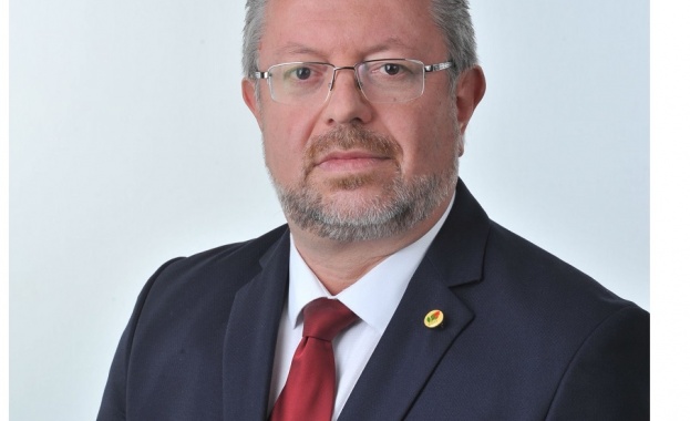 Николай Радев е роден на 12 ноември 1963 г в