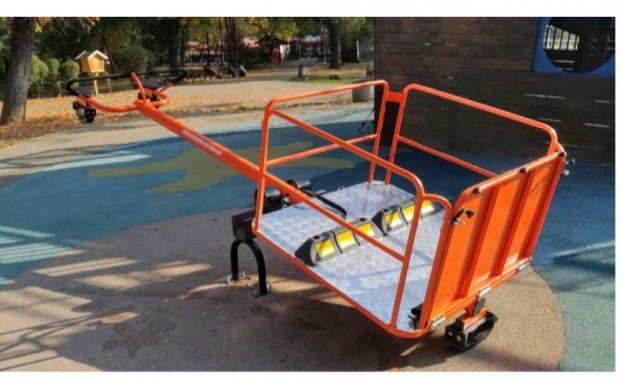 Едва два дни след монтирането на люлка за деца със