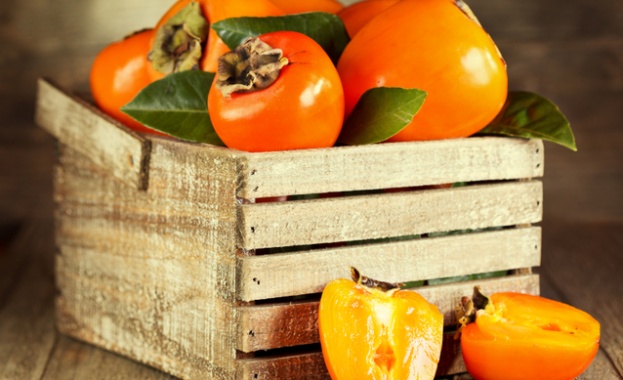 Райската ябълка наричана още персимон е плодът на дърво от