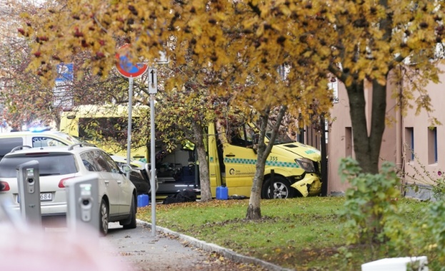 Неизвестен открадна линейка и я използва за да прегазва граждани