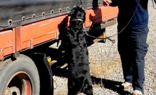 Митичарско куче надуши 940 кутии 18 800 къса цигари укрити