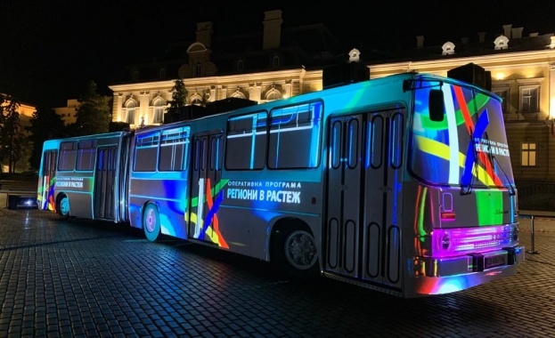 С пъстро 3D mapping шоу по корпуса на стар автобус