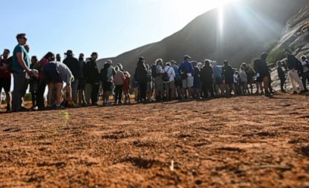 Стотици туристи се стекоха за последно на скалния монолит Улуру