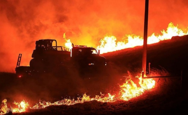 Евакуация на над 40 000 души разпоредиха властите в САЩ