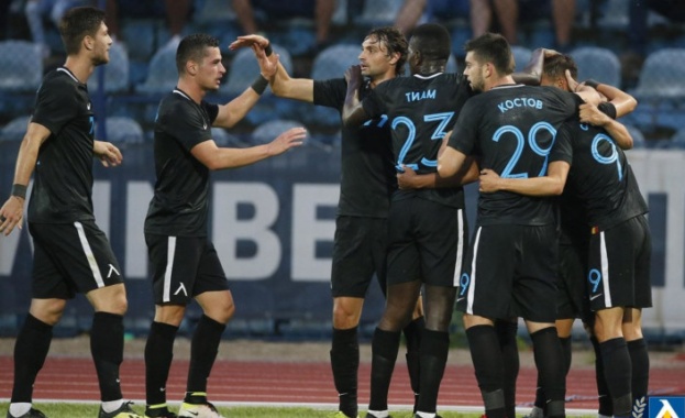 Още двама основни футболисти се очаква да удължат своите договори