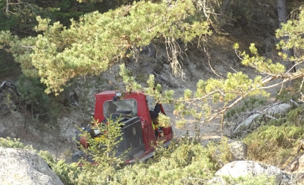 Трето денонощие продължава борбата с пожара в Рила През нощта