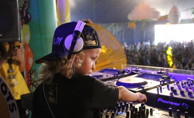 Този четиригодишен диджей е мини музикална сензация която се изявява