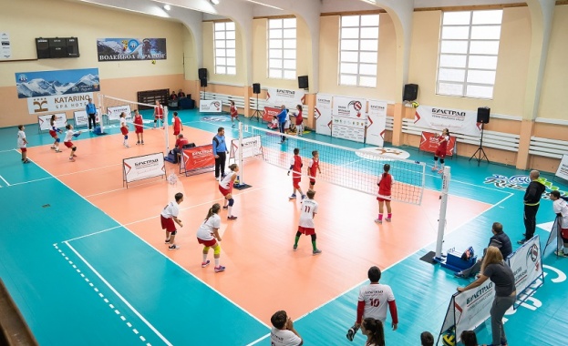 Националната верига по мини волейбол Малки великани за Купата на