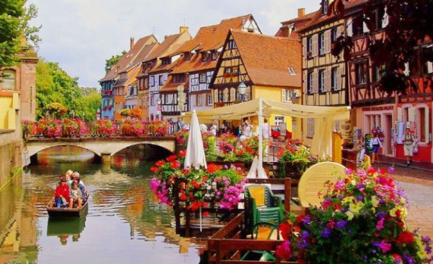 Един прелестен град с много цветове който толкова очарова посетителите