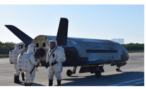 След рекордна двугодишна мисия тайнственият космически самолет на американските военновъздушни